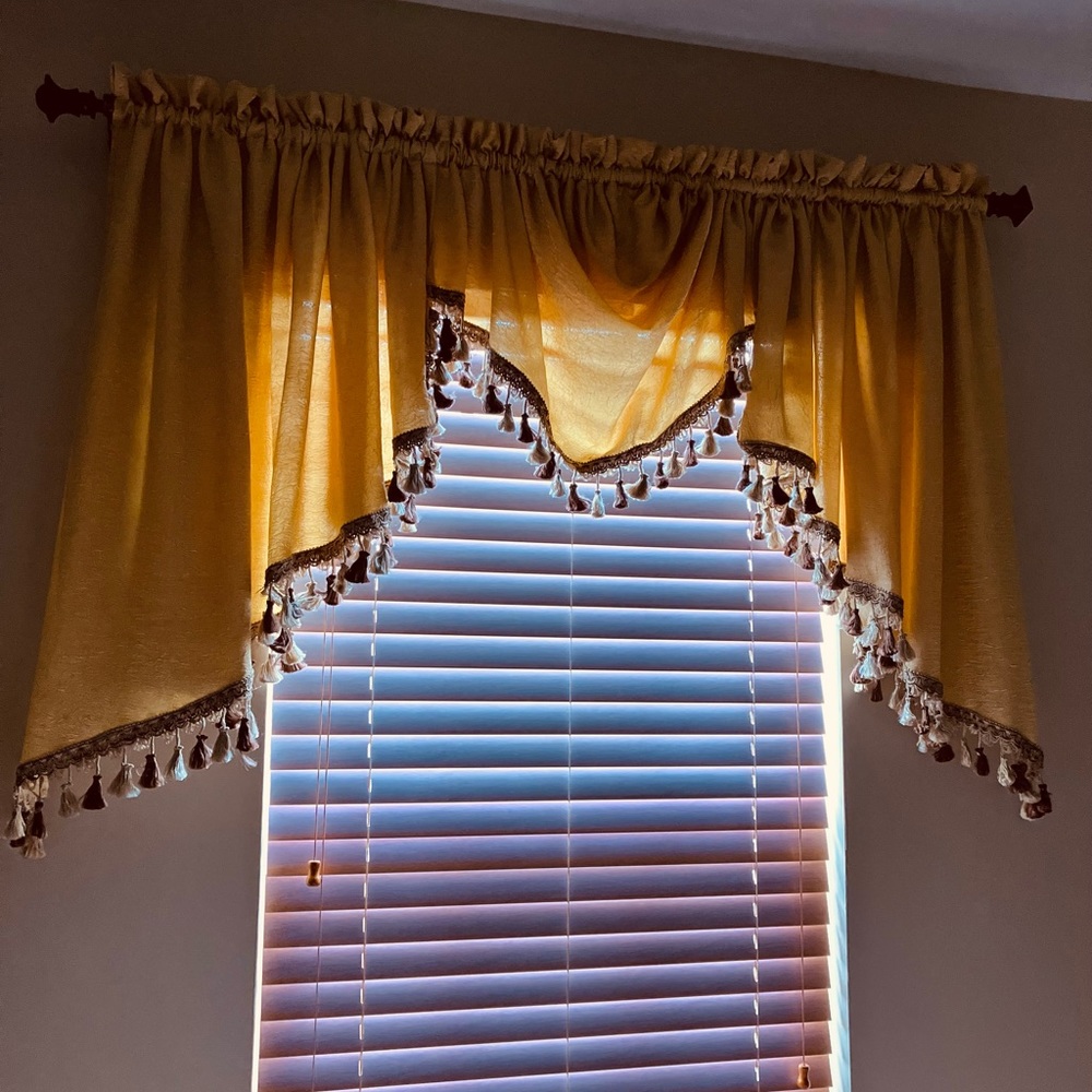 Valance, color gold , silk VGC.